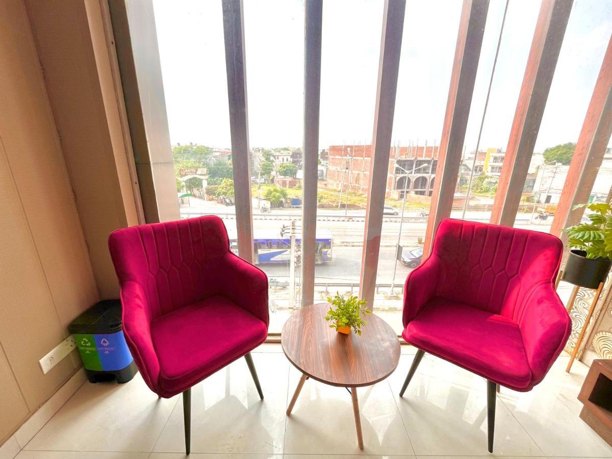 Hotel Pearl Grand, Zirakpur - Top Rated & Most Awarded Property In Tricity Chandīgarh Eksteriør bilde